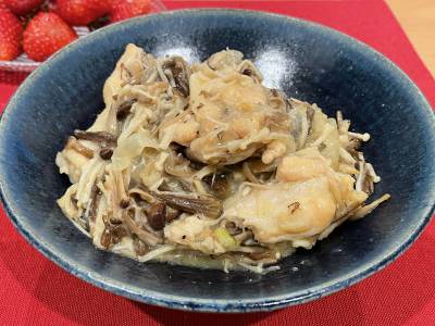 鶏手羽ときのこのワイン蒸し