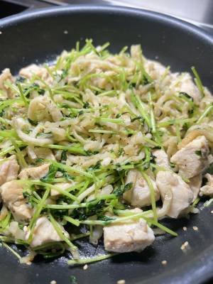 鶏肉と豆苗の塩にんにく炒め