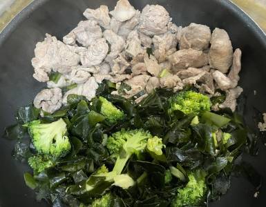 わかめと豚肉の煮物