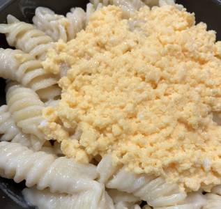 フジッリのクリームソース スクランブルエッグのせ