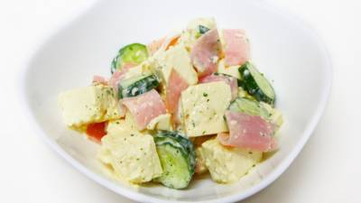 豆腐とハム、きゅうりのサラダ