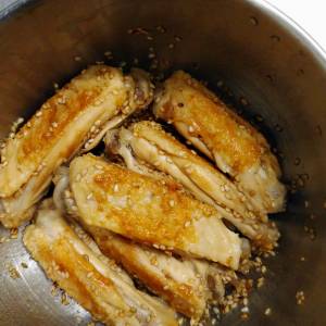 鶏手羽のごまあえ