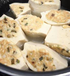 高野豆腐の肉詰めと菜の花の煮物