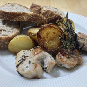 新じゃがと豚肉のにんにく焼き