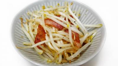 もやしとベーコンの黒こしょう炒め