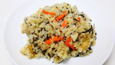 鶏肉とひじきの炊き込みご飯