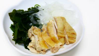 わかめとゆで鶏のからし酢あえ