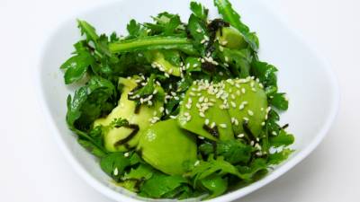 春菊とアボカドのグリーンサラダ