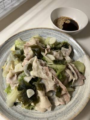 蒸し豚とレタスのオイスターごまだれ