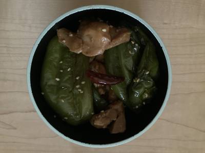 丸ごとピーマンと鶏肉の煮物