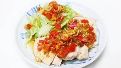 鶏むねとキャベツのフライパン蒸し トマトみょうがだれ