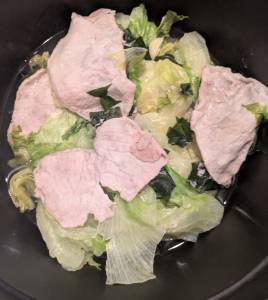 蒸し豚とレタスのオイスターごまだれ