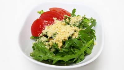 春菊と粉チーズのサラダ