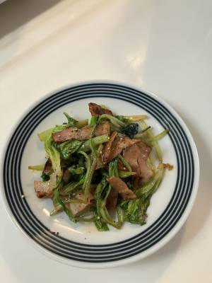 セロリの葉のベーコン炒め