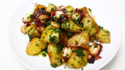 新じゃがとたこの炒め物