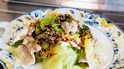 蒸し豚とレタスのオイスターごまだれ