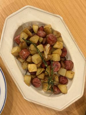 カリカリポテトとウインナーのハーブ炒め