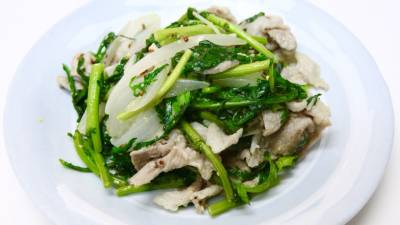 春菊と豚こまの粒マスタード炒め