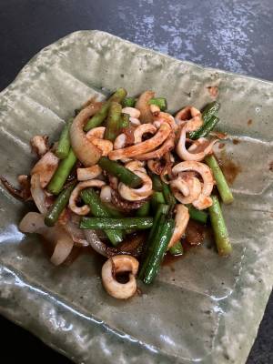 いかとにんにくの芽炒め