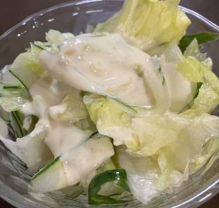 レタスときゅうりのサラダ