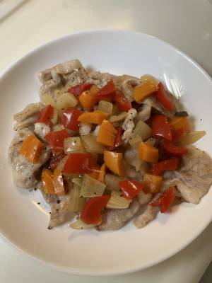 ポークソテーの刻みピクルスのせ