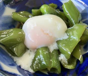 レンジピーマンの温泉卵のせ