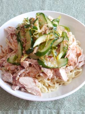 ゆで鶏と塩もみきゅうりの冷やし中華