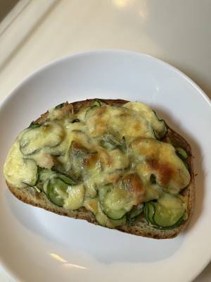 きゅうりのへコパンピザ