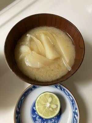 じゃがいもとたまねぎのみそ汁