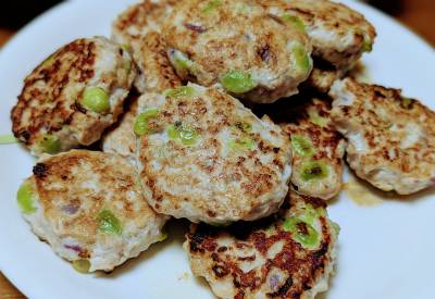 枝豆と鶏ひき肉の寄せ焼き