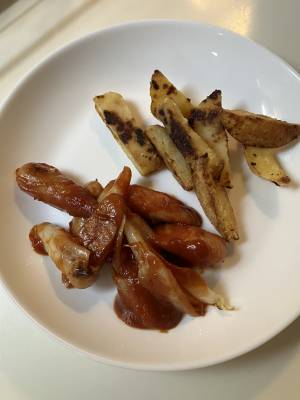 冷凍ポテトとソーセージのチリソース炒め