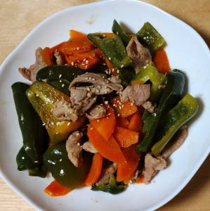 牛こまとにんじん、ピーマンのオイスターしょうゆ蒸し