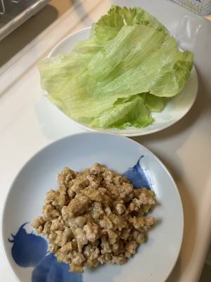 みそそぼろのレタス包み