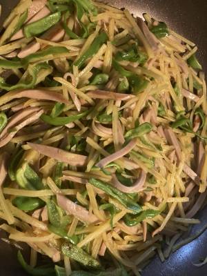 魚肉ソーセージのチンジャオロースー