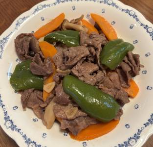 牛こまとにんじん、ピーマンのオイスターしょうゆ蒸し