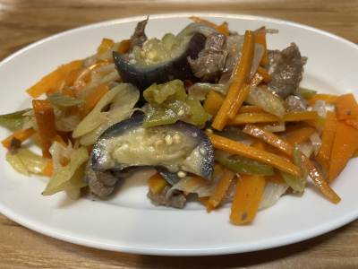 牛こまとにんじん、ピーマンのオイスターしょうゆ蒸し