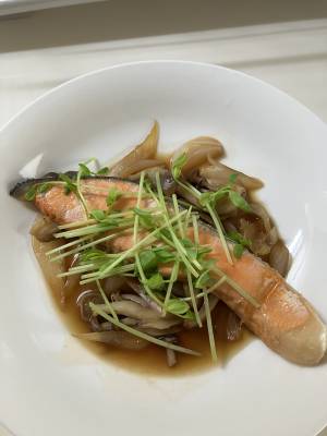 さけとたまねぎ、しめじのポン酢蒸し