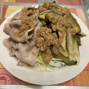 ゆでなすと豚肉のごまポンがけ