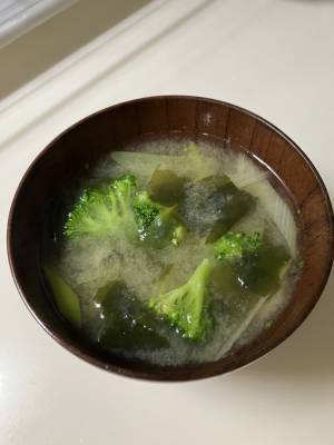 わかめとブロッコリーのみそ汁