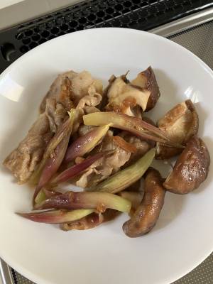 みょうが、豚肉、しいたけの梅じょうゆ炒め