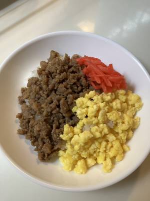 二色そぼろ丼