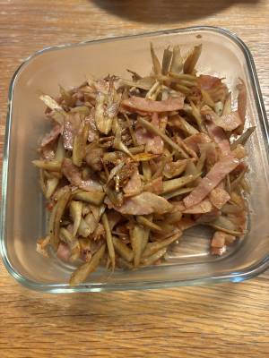 ささがきごぼうとベーコンのにんにく炒め