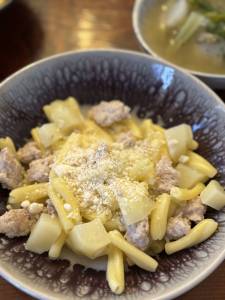 鶏肉とじゃがいものクリームソースパスタ