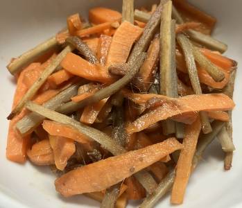 ごぼうとにんじんのアンチョビ炒め