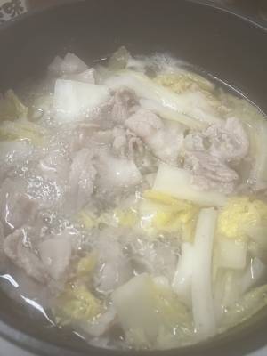 白菜と豚バラ肉のにんにくみそ鍋