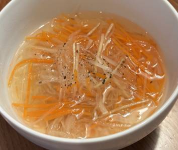 せん切り野菜の汁物