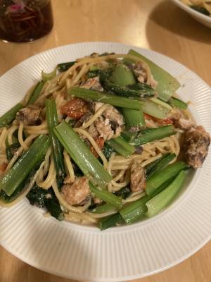 さば缶と小松菜、ミニトマトのパスタ