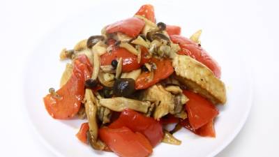 鶏スペアリブときのこ、パプリカの甘酢煮