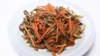 まいたけとにんじんの肉みそバター炒め