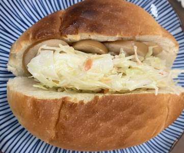 コールスローサラダのロールパンサンド